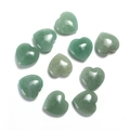 Vista detallada de diez piedras preciosas de aventurina verde en forma de corazón - Aventurina Verde