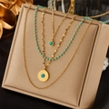 Collar de capas doradas con cuentas de turquesa y colgante de sol en cojín de joyas - Dorado