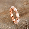 Roségoldener Stapelring mit weißen ovalen Opalen und funkelnden Zirkonia-Steinen - US 5 / Roségold