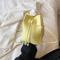 Mini sac seau tressé jaune avec fermeture à cordon et fine bandoulière - Jaune