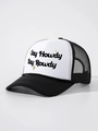 Detail van Say Howdy Stay Rowdy print op een zwart-witte foam truckerpet met mesh - Zwart Wit