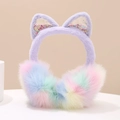 Detalle de orejeras de peluche arcoíris con orejas de gato de lentejuelas y textura suave - Morado