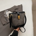 Elegante borsa a secchiello in tela grigio scuro con finiture in pelle nera e chiusura oro - Marrone Tè Scuro (Senza Pendente)