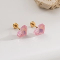 Détail de boucles d'oreilles cœur en zircon rose avec clous en acier doré à vis - Rose