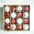 Vue de dessus de 16 boules de Noël peintes à la main en rouge et blanc avec motifs de renne - 6cm 16 Pièces Rouge & Blanc B