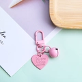 Portachiavi a cuore rosa con campanellino e chiusura a moschettone su sfondo verde - Rosa