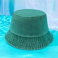 Dettaglio del cappello bucket in denim lavato verde scuro con trama in saia pesante e vintage - M (56-58cm) / Verde Scuro Lavato