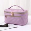 Lila Kulturtasche mit Webmuster, goldener Hardware und praktischem Tragegriff - Hellviolett