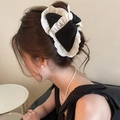 Dettaglio del grande fermaglio per capelli a fiocco bianco e nero per un'acconciatura elegante - Stile con Volant Bianco e Nero (2#)