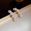 Orecchini a forma di C placcati in oro con perle bianche graduate su vassoio metallico - Perla Bianca Forma a C (9# Silver Earring Post)