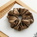 Elastico scrunchie grande in raso marrone cioccolato con finitura setosa elegante - Raso Perlato Caffè Scuro