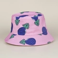 Gros plan d'un chapeau bob rose avec des motifs tropicaux d'ananas bleu et vert. - M (56-58cm) / Fond Rose Ananas Bleu #3