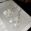 Primer plano de pendientes de flores de perlas con circonitas en un joyero gris - Plata & Blanco (Silver Earring Post)