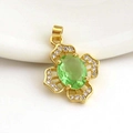 Dettaglio di un ciondolo a fiore in oro con gemma verde chiaro e accenti in zirconi - 12-Fiore Verde Chiaro