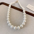 Collana di grandi perle bianche stile vintage francese con chiusura dorata - Collana di Perle Bianche da 12mm con Catenella di Estensione Dorata (Stile 12)