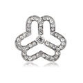 Makroaufnahme einer silbernen Kleeblatt-Brosche mit weißen Kristallen und Blumendesign - Silber (C672-B)