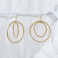 Pendientes de doble aro geométricos en oro pulido con un diseño minimalista moderno - Colgante de Doble Aro Color Dorado