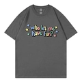 Dunkelgraues lockeres Baumwoll-T-Shirt mit buntem Who let me have fun Text und Sternen - Dunkelgrau