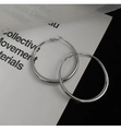 Klassieke oversized zilveren creolen met een gepolijste metalen finish voor dames - Zilveren Naald Ring Stijl