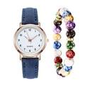 Dettaglio macro di orologio al quarzo con cinturino blu opaco e set di braccialetti - Blu + Bracciale