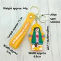 Vue détaillée du porte-clés Vierge de Guadalupe montrant dimensions et matériau PVC - Jaune 2