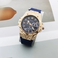 Dettaglio della cassa ottagonale dorata con viti e quadrante cronografo blu scuro - Cassa Oro Rosa Quadrante Blu Cinturino Blu