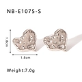 Pendientes de corazón plateados de 1,8 cm con superficie martillada minimalista - Estilo de Corazón con Textura Martillada (NB-E1075-S) / Plateado