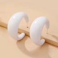 Vista de detalle de los aros en forma de C de acrílico blanco en soporte minimalista - Pasador de Plata de Ley 925 Forma de C / Blanco