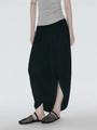 Falda midi negra minimalista con pliegues drapeados y un diseño de abertura irregular - S / Negro