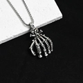 Détail du pendentif main de squelette gothique en argent antique avec collier à chaîne box - Main Squelette