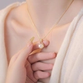 Elegante collana d'oro con pendente a perla singola indossata da una modella - Perla Artificiale Oro Bianco (9173-Oro Bianco)