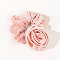 Chouchou en satin rose avec un design élégant de pétales de rose pour coiffure femme - Rose
