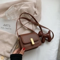 Bolso bandolera cuadrado pequeño marrón con hebilla dorada y colgante de perrito - Pequeño / Marrón