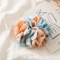 Détail du chouchou en mousseline tie-dye bleu et orange avec plis en tissu doux - Tie-dye Orange Bleu Bord à Volants