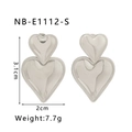 Detail van zilveren roestvrijstalen hartoorbellen met afmetingen van 3,1 bij 2 cm - 18K goud / Zilveren Hart Stijl (NB-E1112-S)