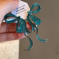 Orecchini a farfalla in argento S925 con zirconi cubici color verde acqua - Fiocco in Nastro di Zircone Verde su Base Nera Scura