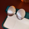Vintage zilveren geborstelde ovale oorknopjes met matte metalen textuur in een sieradendoos - Zilver