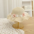 Détail du chapeau de paille avec fleur en soie rose et nœud en tulle sur le bord - 54cm (Conseillé 2-10 ans) / Bonnet Seul / Poche zippée