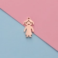 Roségoldener Edelstahl-Anhänger in Mädchenform auf rosa-blauem Hintergrund poliert - Mädchen - Roségold