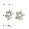 Detailansicht silberner Stern-Ohrringe mit präzisen Maßen von 1,8 cm und 12 g Gewicht - Silberner Stil (NB-E1174-S) / 18K Gold
