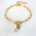 Bracelet en acier inoxydable doré avec breloque lettre 'b' et cristal carré bleu. - Lettre B / Or