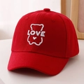 Detalle de gorra de béisbol de algodón rojo con bordado de oso y texto LOVE para niño - 52cm (2-5 Años) / Burdeos