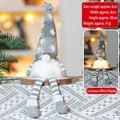 Detalle de gnomo navideño gris de 30cm con base LED y textura de gorro de punto - Gris