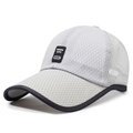 Ademende mesh baseballpet in grijs en wit met een zwarte patch en gebogen klep - Lichtgrijs