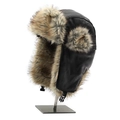 Dettaglio del cappello da aviatore in ecopelle nera con spessa fodera in finta pelliccia marrone - XL (58-60cm) / Cappello Trapper / Nero