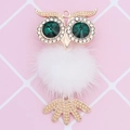 Dettaglio dell'accessorio gufo con corpo in peluche bianco e occhi in strass verdi - Bianco