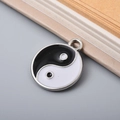 Λήψη macro του μενταγιόν Yin Yang με κλασικό ασπρόμαυρο σχέδιο τάι τσι από σμάλτο - Standard Tai Chi Στρογγυλό