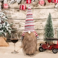 Funda de botella de gnomo navideño con gorro gris de punto y barba de piel sintética - Estilo de Onda Gris Rojo (H-JT245)