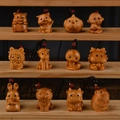 Geschnitzte hölzerne chinesische Tierkreis-Anhänger mit schwarzen Kordeln auf Display - 12 Sternzeichen Halsketten Set