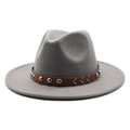 Détail du chapeau en laine grise avec bande en cuir marron et garnitures en métal - M (56-58cm) / Gris clair